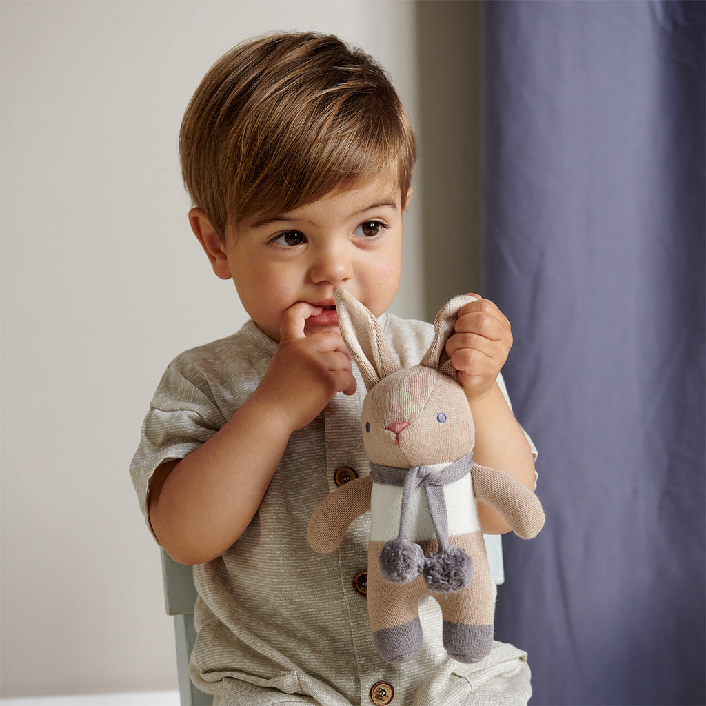 THREAD BEAR DESIGN . Coniglietto beige piccolo con sonaglino in cotone biologico